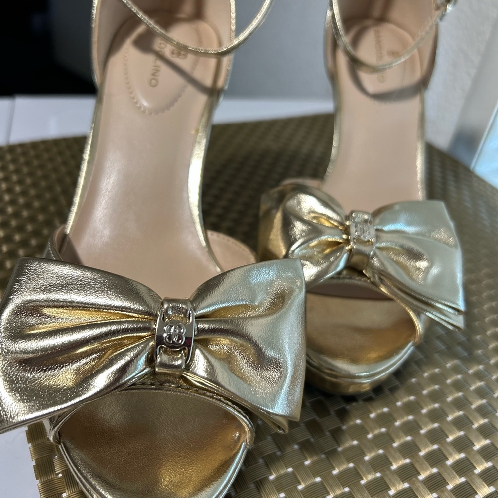 NIB BANDOLINO Elegant Gold Women's Heels with Bow Accent SIZE 7 - Picture 4 of 9